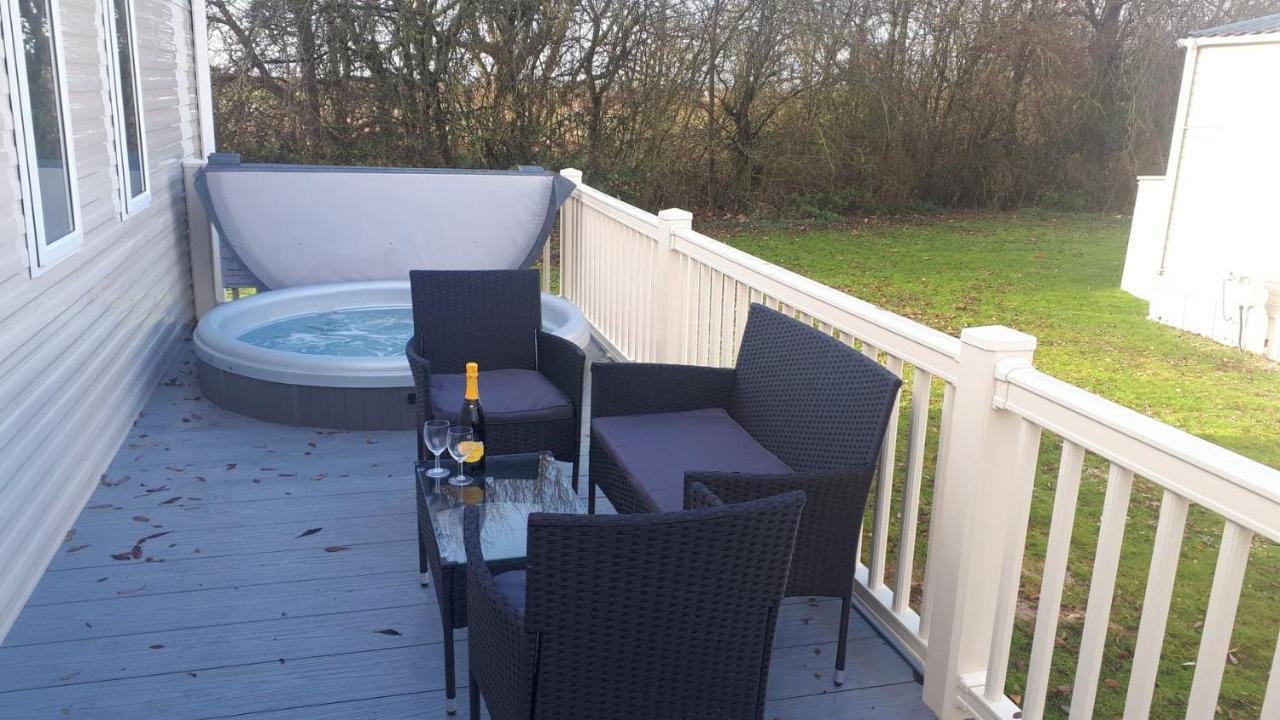 Ksr Hot Tub Holiday Home At Tattershall Lakes Екстериор снимка