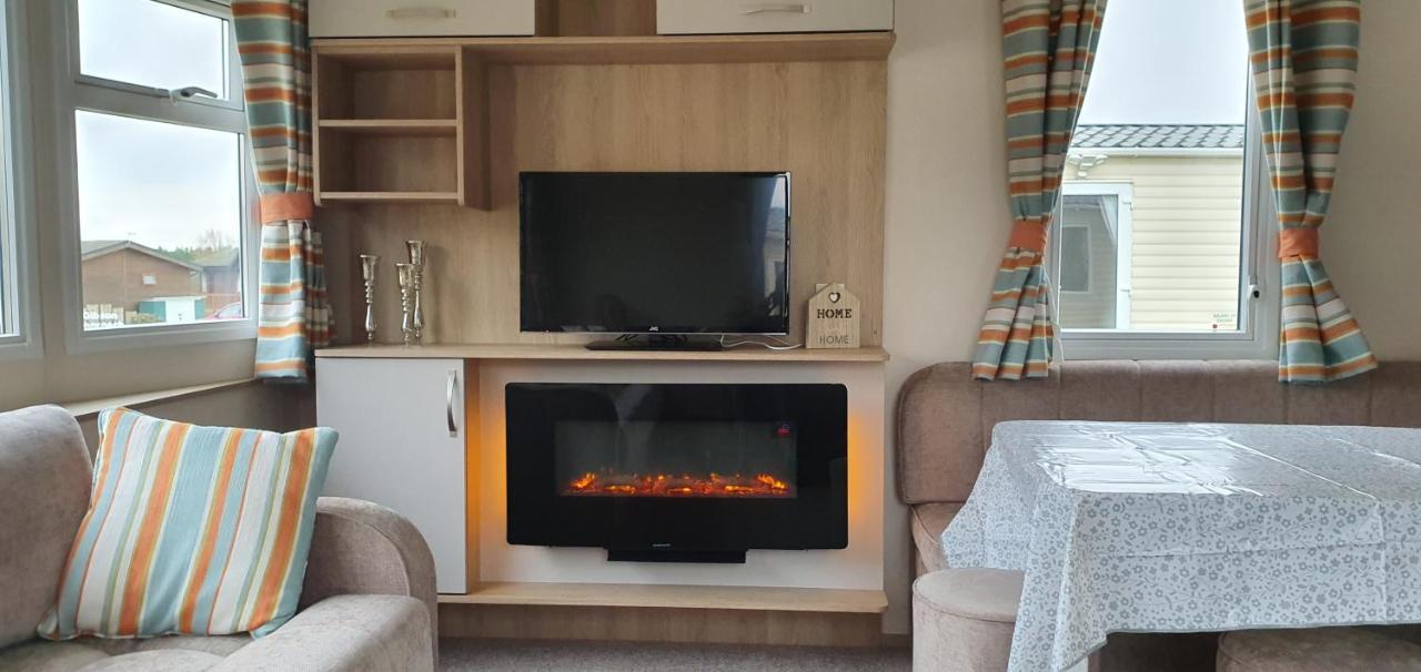 Ksr Hot Tub Holiday Home At Tattershall Lakes Екстериор снимка